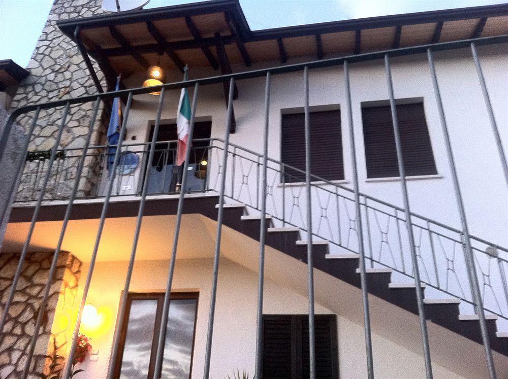 Guest House Villa De Ros Сало Екстер'єр фото